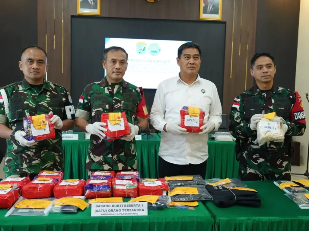 Barang bukti sabu seberat 16,4 kilogram yang diserahkan Korem 121/Alambhana Wanawwai kepada BNNP Kalimantan Barat di Pontianak. (Foto: facebook.com/TNIAngkatanDarat)