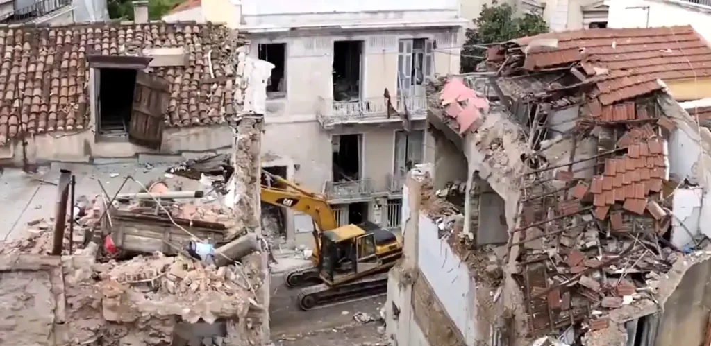 Tim penyelamat mencari korban ledakan bangunan di Athena. (Foto: x.com/WW3Watchtower)