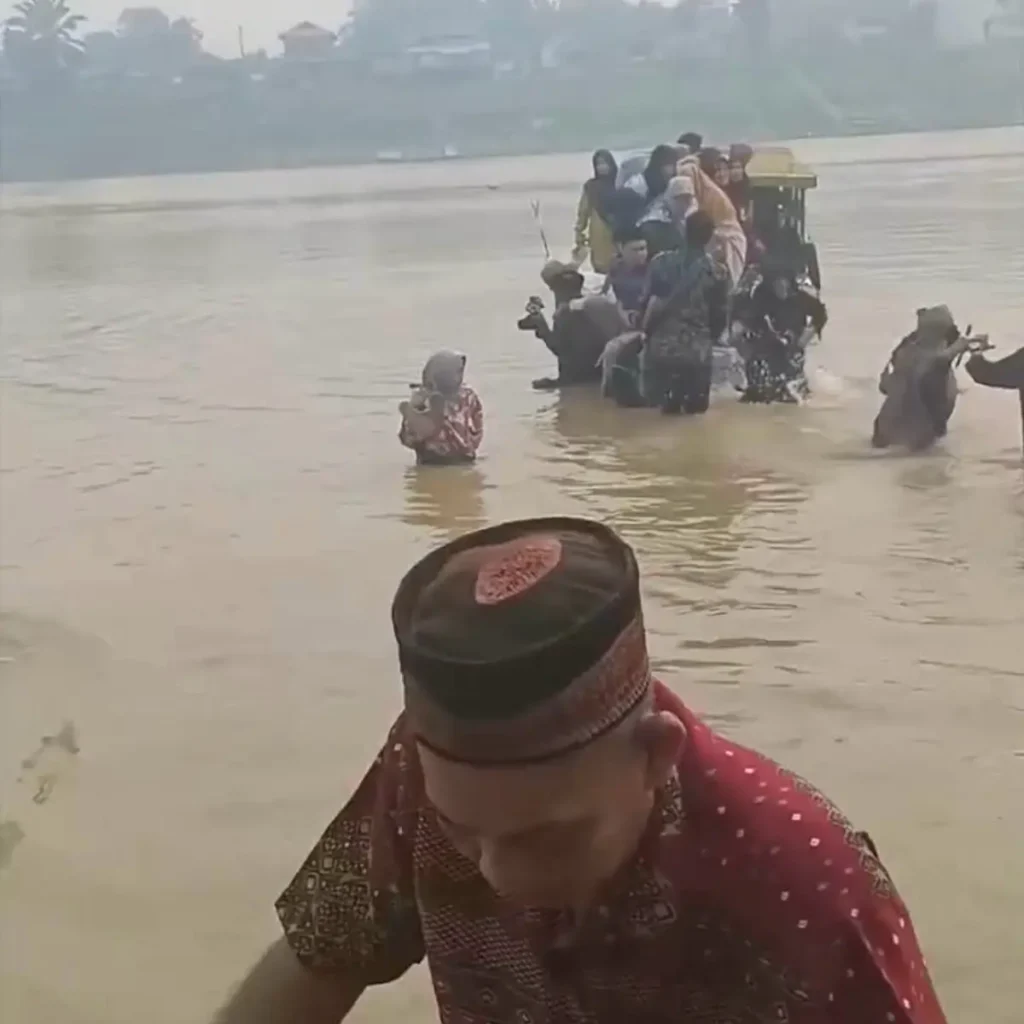 Motor tambang penyeberangan karam di aliran Sungai Kapuas, Kapuas Hulu. (Res-Kapuas Hulu)
