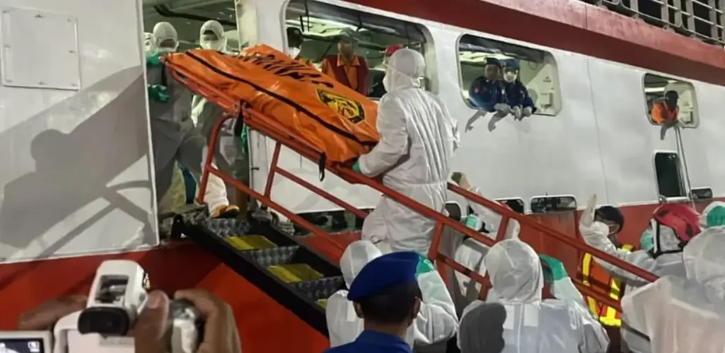 Tim penyelam mengevakuasi korban dari bangkai KM Virgo Transport 8 di Perairan Laut Jawa. (BASARNAS)