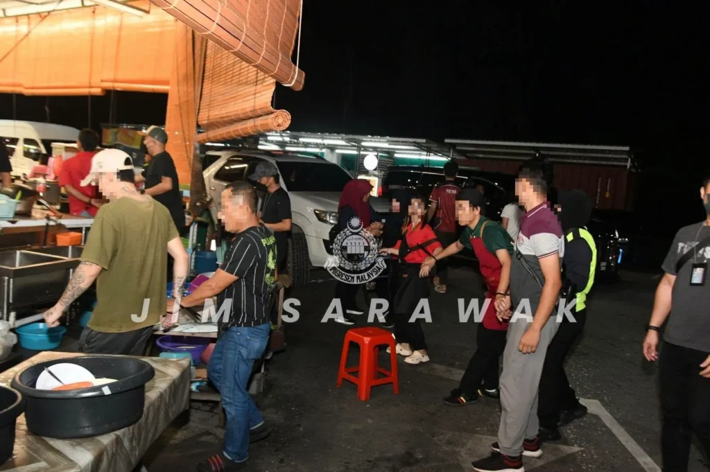 Petugas Imigresen Malaysia melakukan razia terhadap warga negara asing di tempat makan kawasan Bintulu, Sarawak. (Foto: JIM Sarawak)