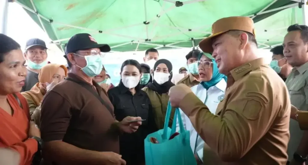 Gubernur Ria Norsan meninjau pasar murah bersubsidi bagi masyarakat Ketapang di tengah kondisi kemarau dan karhutla.