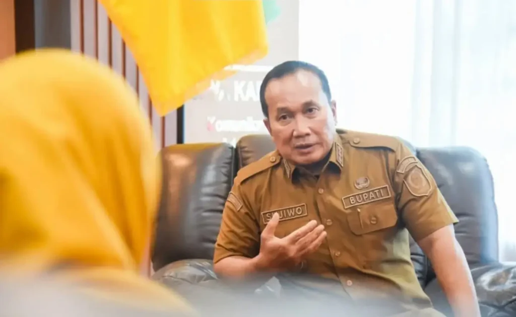 Bupati Kubu Raya, Sujiwo saat memimpin Forkopimda terkait strategi Kubu Raya memulihkan lahan pascakarhutla, Senin (28/9/2026). (Foto: Prokopim KKR)