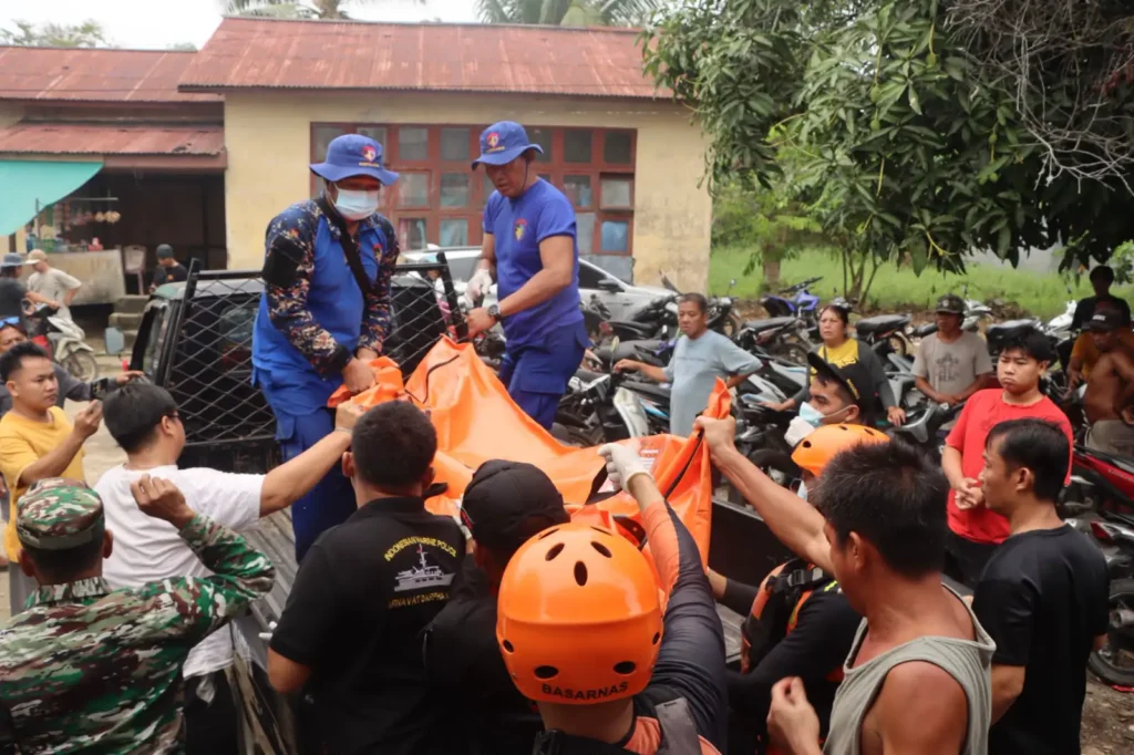 Tim SAR gabungan mengevakuasi pelajar 14 tahun yang tenggelam di Sungai Kapuas Sintang. (Foto: Res-Sintang)