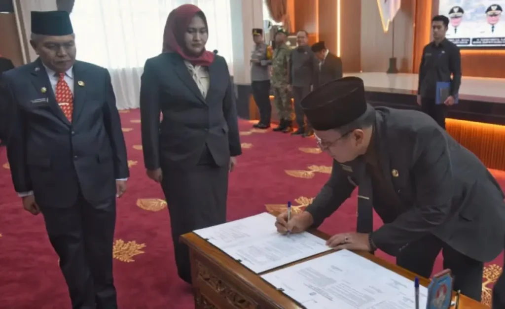 Bupati Sujiwo melantik 97 pejabat Pemkab Kubu Raya di Aula Praja Utama Kantor Bupati Kubu Raya, Jumat (25/9/2026). (foto: Prokopim KKR)