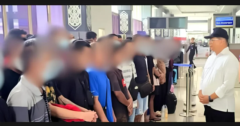 Pemulangan PMI dari Sarawak melalui PLBN Entikong. (Foto: KJRI Kuching)