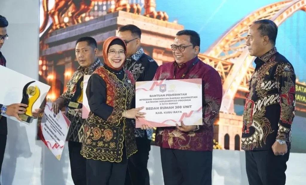 Wakil Bupati Kubu Raya Sukiryanto menerima penghargaan Program Tiga Juta Rumah dari Kemendagri.
