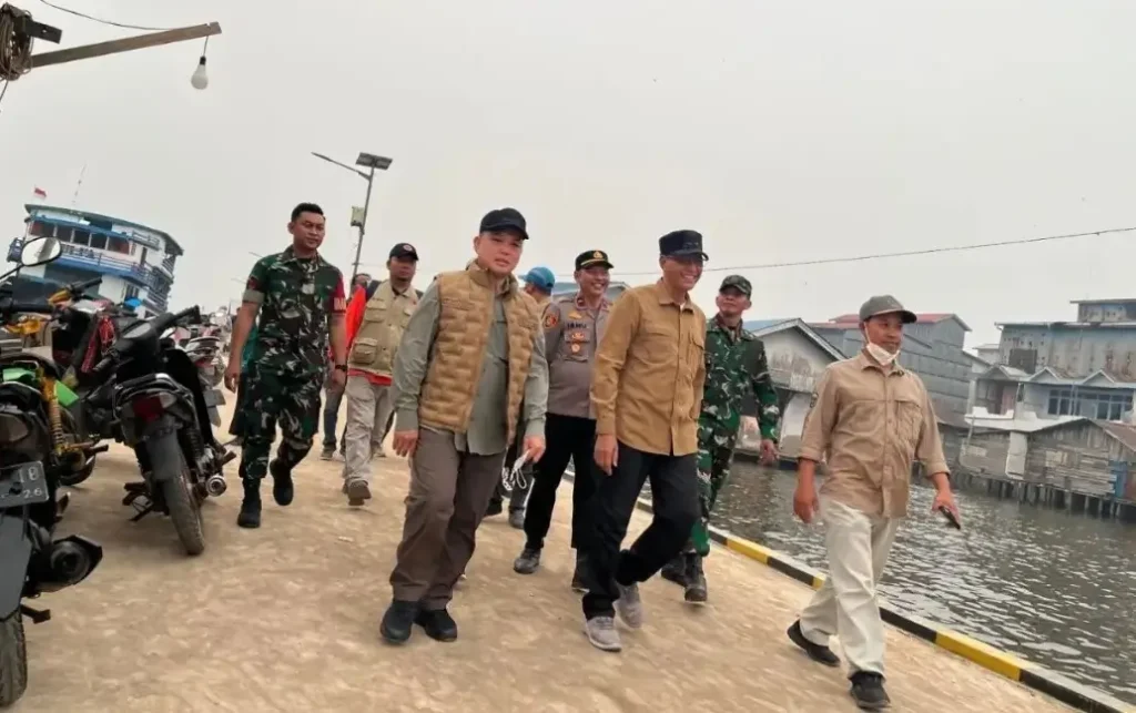Gubernur Kalbar Ria Norsan meninjau lokasi karhutla di kawasan Bukit Peramas, Kayong Utara.
