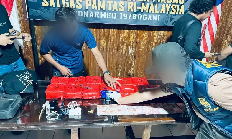 Barang bukti sabu seberat 13,3 kilogram dalam kemasan teh China yang digagalkan di perbatasan Kalimantan Barat. (Foto: Bea Cukai)