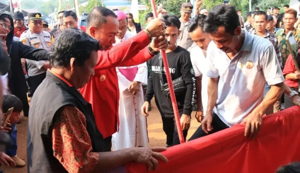 Wagub Kalbar Krisantus Kurniawan meresmikan Pastoran Santo Filipus Mentebah di Kapuas Hulu.