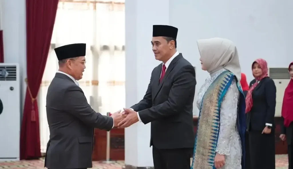 Gubernur Kalbar Ria Norsan melantik Hendra sebagai Pj Sekda Kalbar di Balai Petitih, Jumat (18/9/2026).