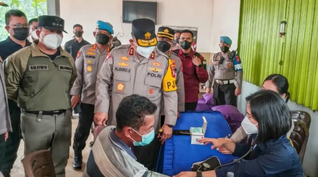 Kapolda Kalbar Alberd Teddy Benhard Sianipar bersama Bupati Kubu Raya Sujiwo meninjau lokasi karhutla di Teluk Bakung. (Prokopim KKR)