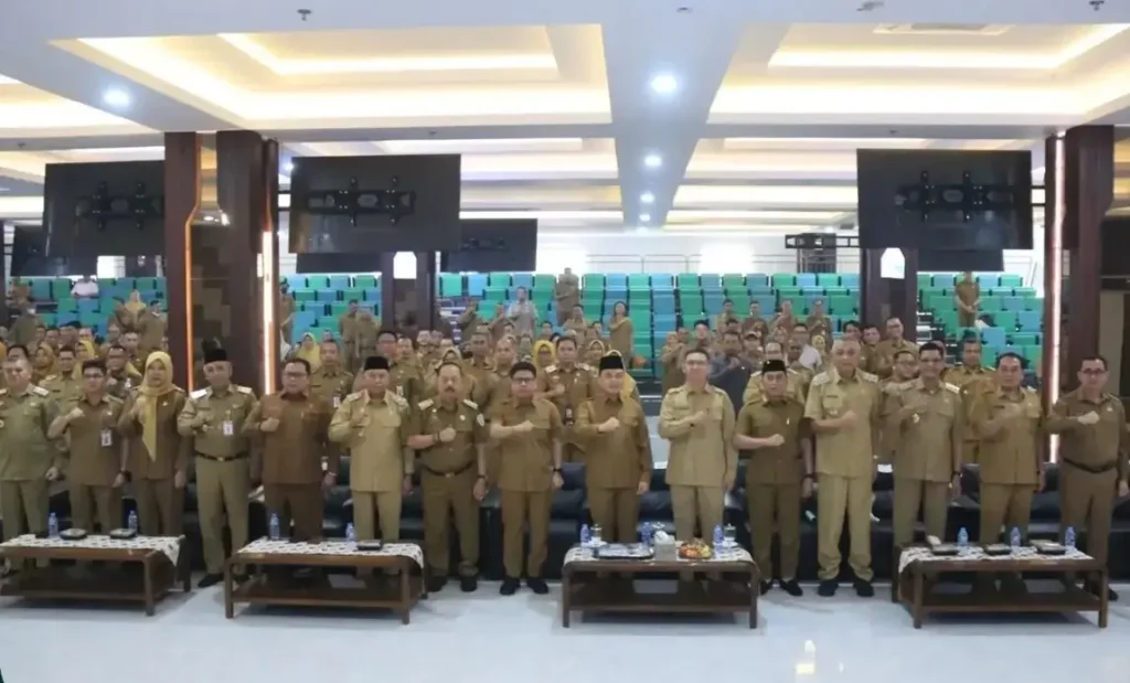 Gubernur Kalbar Ria Norsan memimpin Raker bersama bupati dan wali kota se-Kalbar di Aula Garuda Kantor Gubernur.