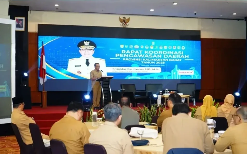 Wakil Gubernur Kalimantan Barat Krisantus Kurniawan membuka Rakorwasda 2026 di Hotel Aston Pontianak.
