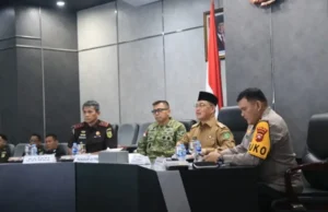 Gubernur Kalbar Ria Norsan mengikuti rapat koordinasi penanganan karhutla secara hybrid dari Kantor Gubernur Kalbar.