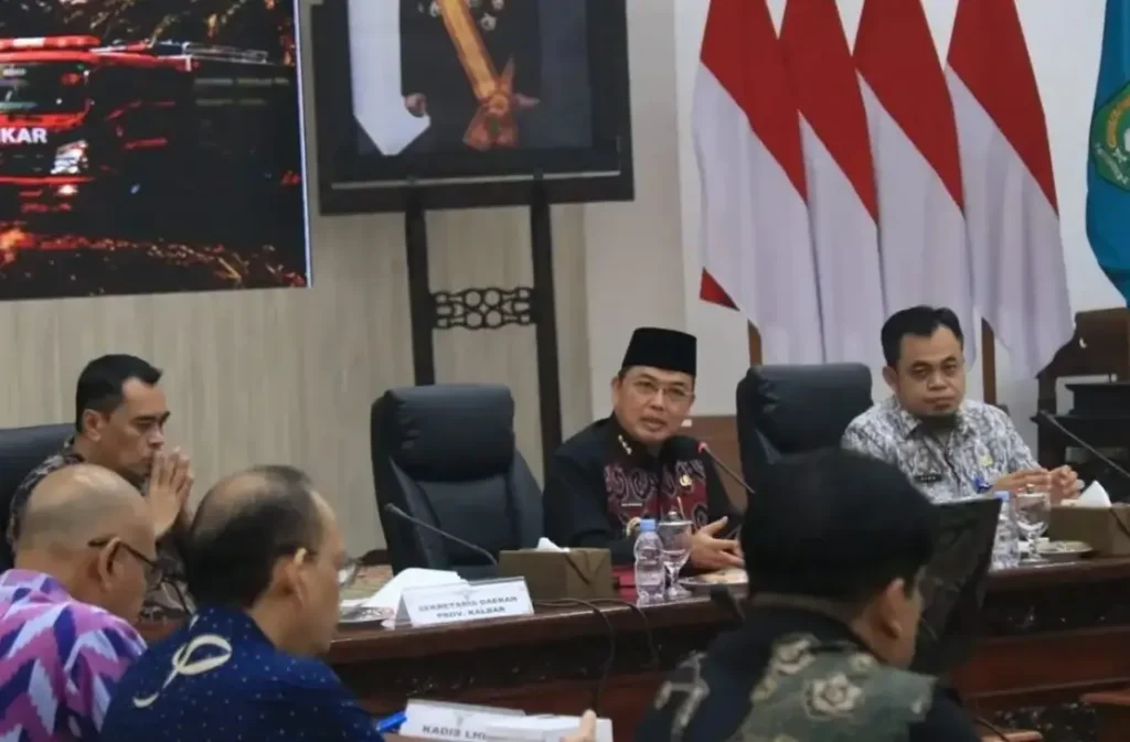 Gubernur Kalbar Ria Norsan memimpin rapat koordinasi penanggulangan puncak karhutla 2026 di Pontianak.