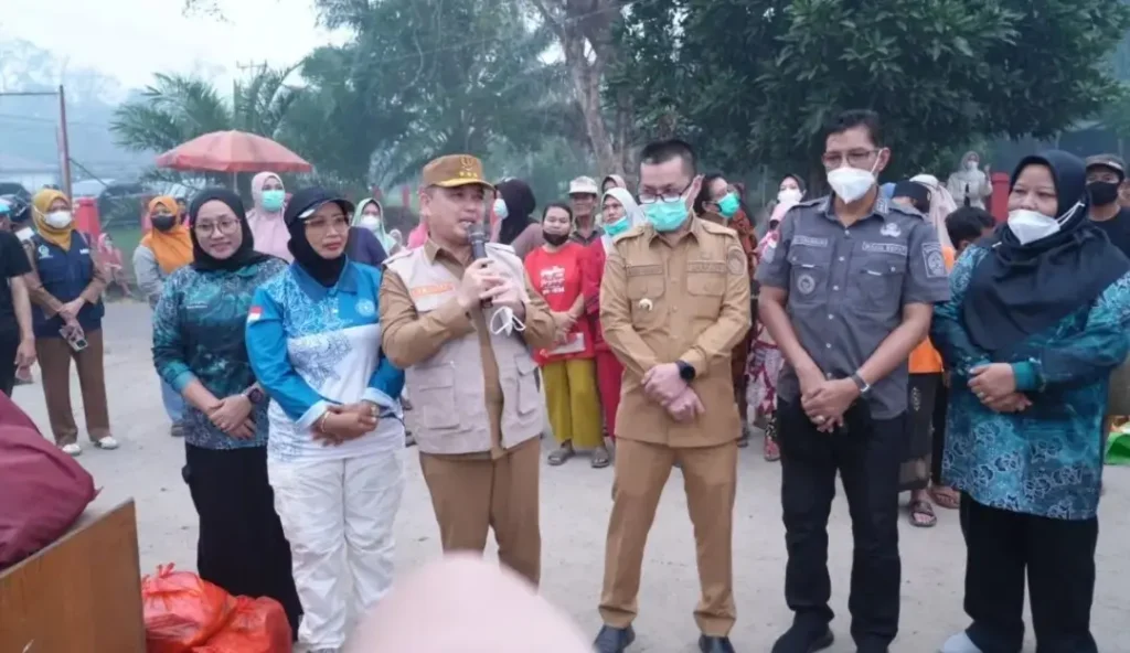 Gubernur Kalbar Ria Norsan menyalurkan bantuan air bersih dan meninjau pasar murah bersubsidi bagi warga Kayong Utara terdampak kabut asap.