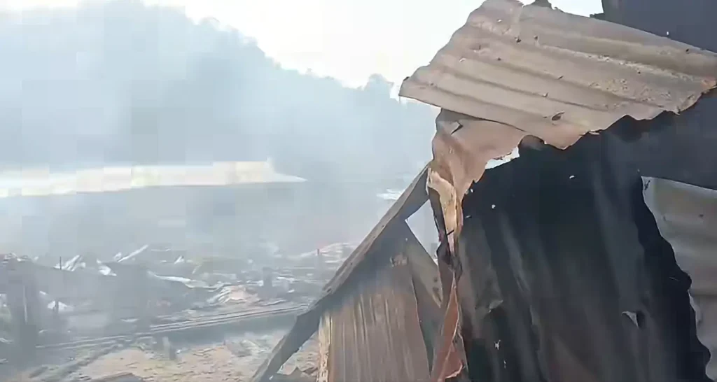 Rumah panjang 10 pintu di Kampung Long Jekitan, Sarawak, ludes terbakar dan membuat 79 warga terdampak. (Tangkapan Layar - facebook.com/borneonetwork2)