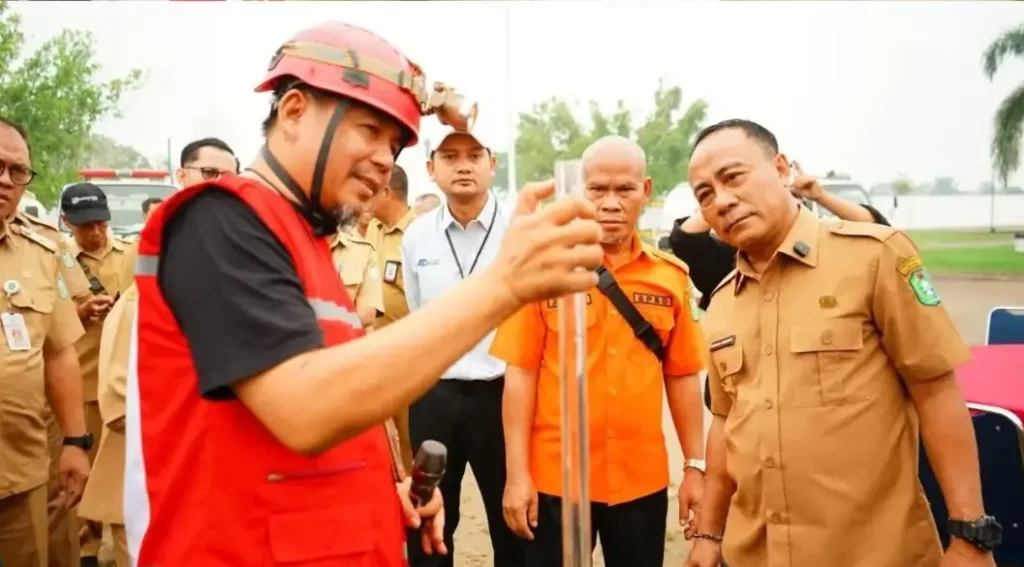 Wagub Kalbar Krisantus Kurniawan meninjau instalasi pengolahan air bersih PMI Kalbar di Kubu Raya.