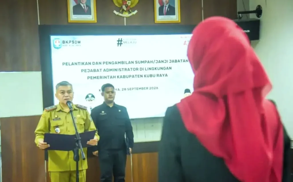 Sekda Kubu Raya Yusran Anizam melantik pejabat administrator di lingkungan Sekretariat Daerah. (Foto: Prokopim KKR)