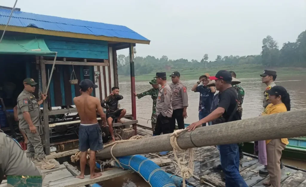 Tim gabungan memeriksa 23 set lanting yang ditemukan di perairan Sungai Kapuas, Semitau. (Res-Kapuas Hulu)