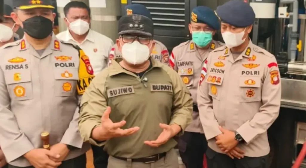 Bupati Kubu Raya Sujiwo meninjau lokasi karhutla di Lintang Batang, Kecamatan Sungai Ambawang. (Foto: Prokopim KKR)