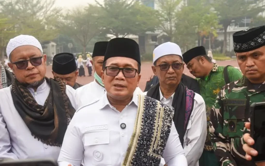 Bupati Kubu Raya Sujiwo saat mendistribusikan air kepada warga di tengah kemarau panjang. (Prokopim KKR)
