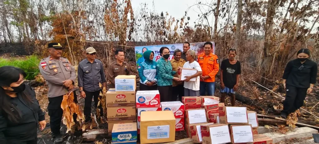TP-PKK Kalbar menyalurkan bantuan logistik untuk warga dan petugas pemadam karhutla di Kapuas Hulu. (Res-Kapuas Hulu)