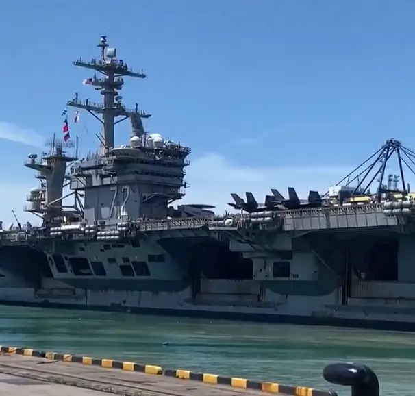 USS Abraham Lincoln meninggalkan Pattaya setelah lima hari bersandar di Pelabuhan Laem Chabang, Thailand. (x.com/wuthi11_)