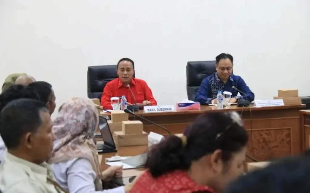 Wagub Kalbar Krisantus Kurniawan memimpin rapat koordinasi mitigasi karhutla.
