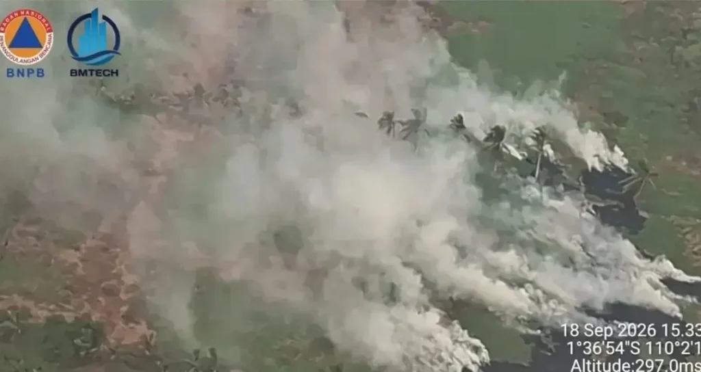 Gubernur Kalbar Ria Norsan memperkuat pemadaman karhutla di kawasan Gunung Palung dan Bukit Peramas dengan water bombing.