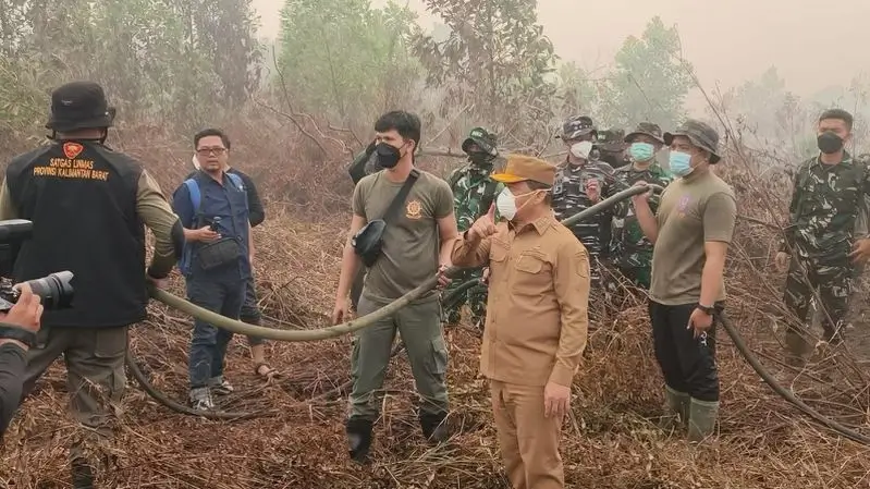 Gubernur Kalbar Ria Norsan turun ke lapangan meninjau penanganan karhutla di kawasan Parit H. Mukhsin, Kabupaten Kubu Raya, Selasa (1/9/2026).