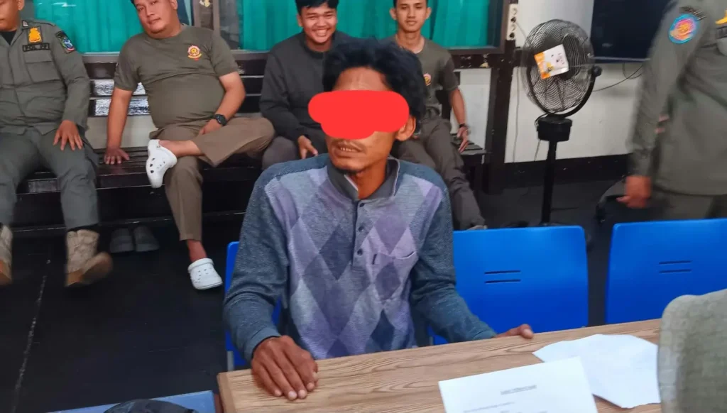 Tim gabungan menertibkan juru parkir liar yang diduga mengganggu kenyamanan pengunjung di kawasan PSP Kebon Sayoek, Pontianak.