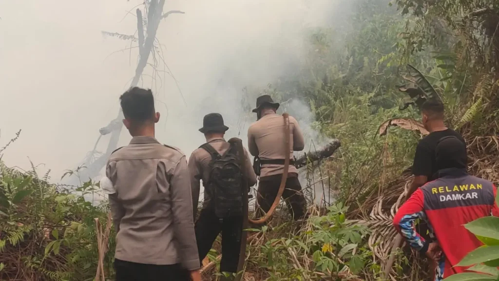 Tim gabungan memadamkan karhutla di kawasan Perumahan Adenia Ratri Residence, Kubu Raya. (Foto: Res-kkr)