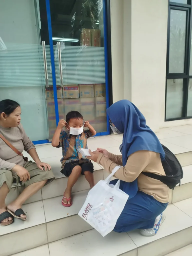 AIMI Kalbar membagikan masker kepada anak-anak di tengah kondisi kabut asap di Pontianak. Ist