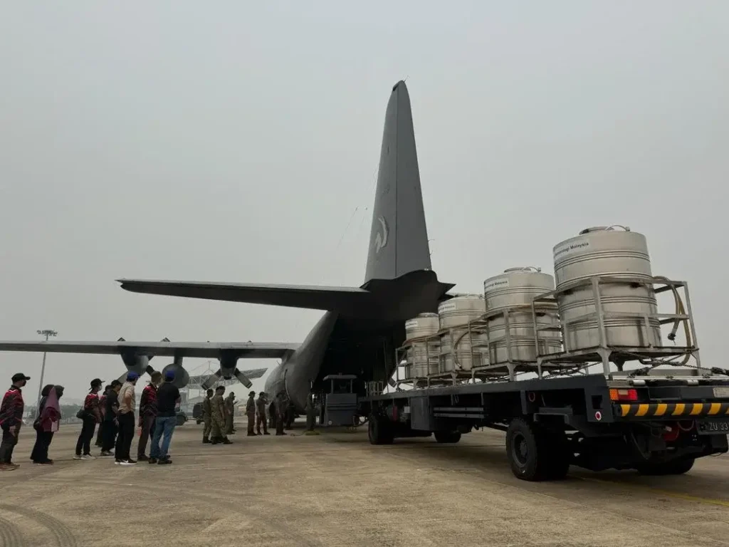 Operasi pembenihan awan Sarawak untuk menambah cadangan air di wilayah dekat perbatasan Malaysia-Indonesia. (Foto: UKAS)