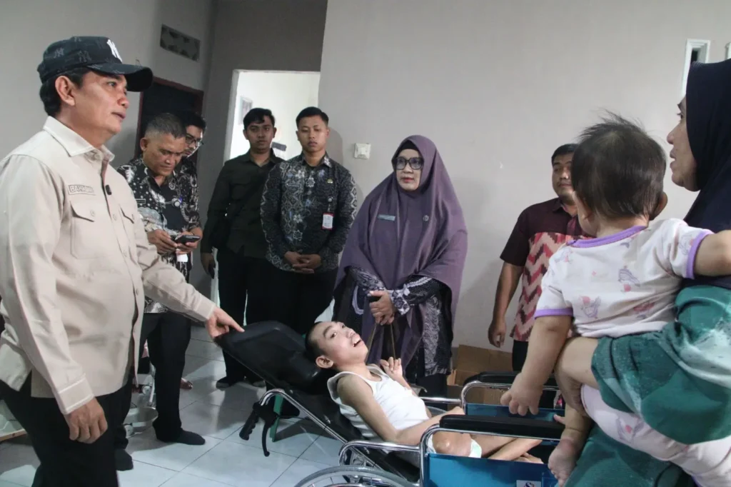 Wakil Wali Kota Pontianak Bahasan menyerahkan bantuan kursi roda khusus kepada warga di Pontianak.