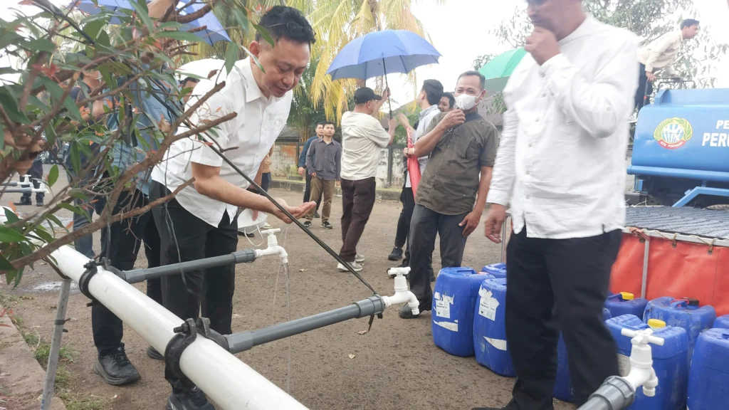 Wali Kota Pontianak Edi Rusdi Kamtono menjelaskan distribusi air tawar dari Waduk Penepat