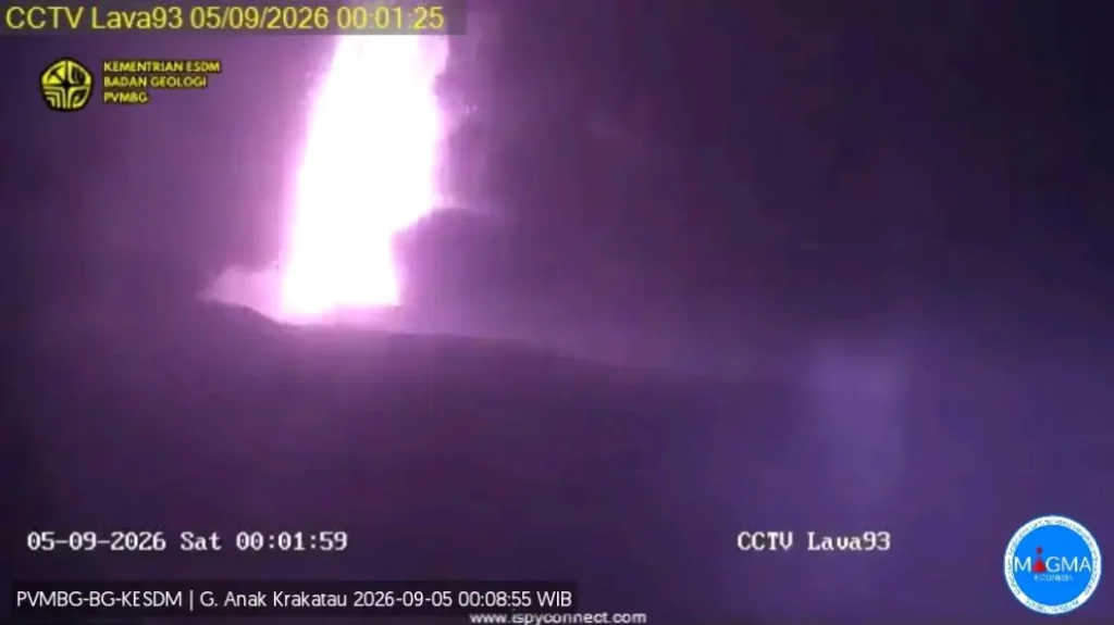 Gunung Anak Krakatau erupsi dengan fenomena lava fountain pada malam hari. (PVMBG)