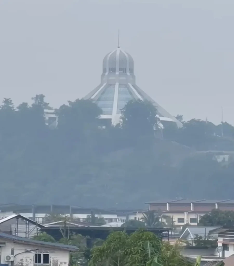 Kabut asap menyelimuti wilayah Sarawak dan berdampak pada aktivitas sekolah.