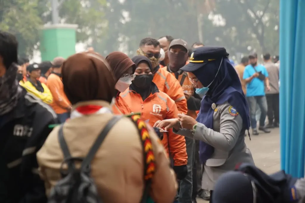 Insan Maritim Peduli menyalurkan bantuan sembako dan air bersih kepada ojol dan warga Pontianak di tengah kabut asap.