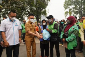 Wali Kota Pontianak Edi Rusdi Kamtono bersama Insan Maritim Peduli dalam kegiatan penyaluran bantuan sembako dan air bersih bagi warga.