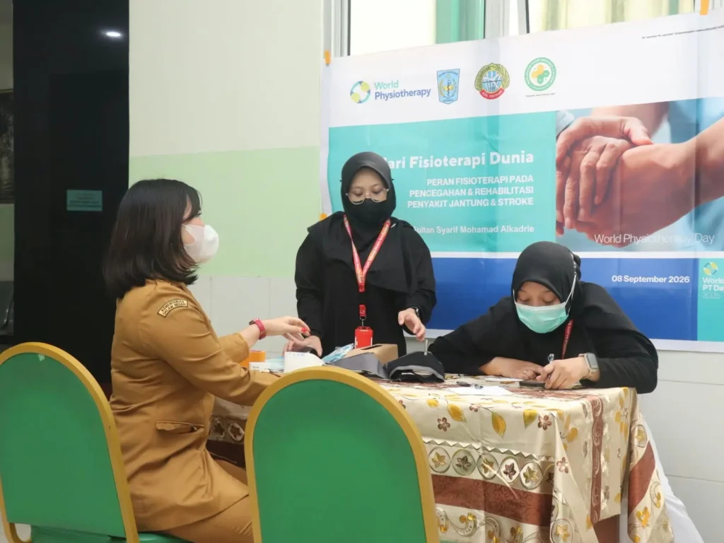 Tim fisioterapis RSUD SSMA Pontianak melakukan skrining kebugaran dan keseimbangan dalam kegiatan “Melangkah untuk Sehat”.
