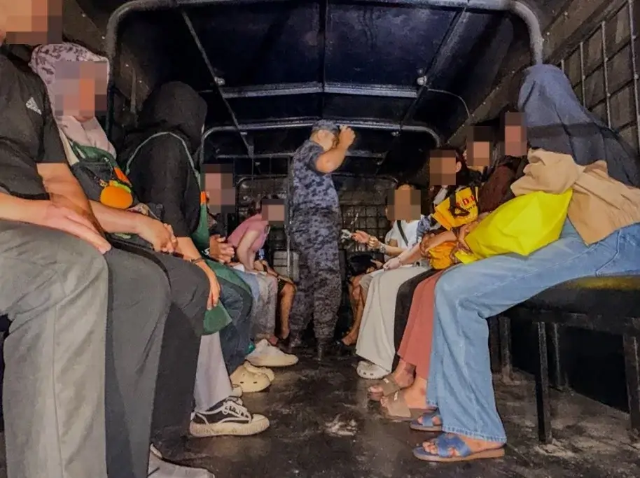 Operasi Ops Gegar JIM Kuching yang menahan 35 warga asing, termasuk warga Indonesia, di Sarawak. (Suara Sarawak)