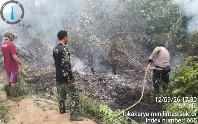 Tim gabungan menangani karhutla di Sungai Asam Kubu Raya. (res-kkr)