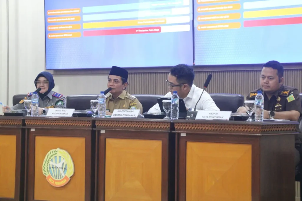 Wakil Wali Kota Pontianak Bahasan saat memimpin rapat Forum Lalu Lintas dan Angkutan Jalan di Bapperida Pontianak, Senin (14/69/2026).