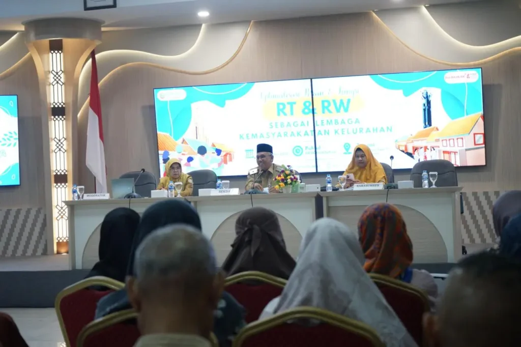 Sekretaris Daerah Kota Pontianak Amirullah ketika menjadi narasumber dalam peningkatan kapasitas RT/RW di Aula Sultan Syarif Abdurrahman Kantor Wali Kota Pontianak, Selasa (15/9/2026).