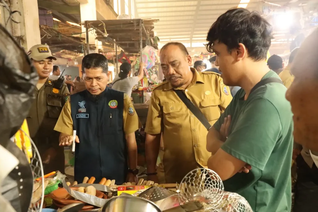 Kepala Diskumdag Pontianak Ibrahim memimpin penertiban kios dan los pedagang di Pasar Flamboyan