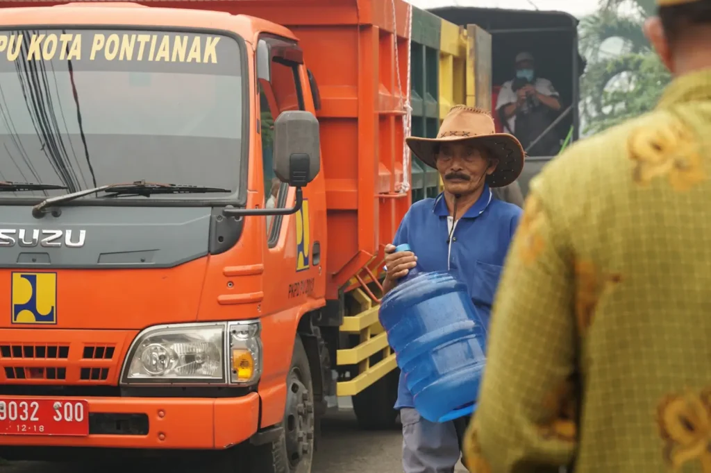 Pemkot Pontianak menyalurkan 9.000 liter air bersih kepada warga di Masjid Agung Al-Falah, Pontianak Barat.