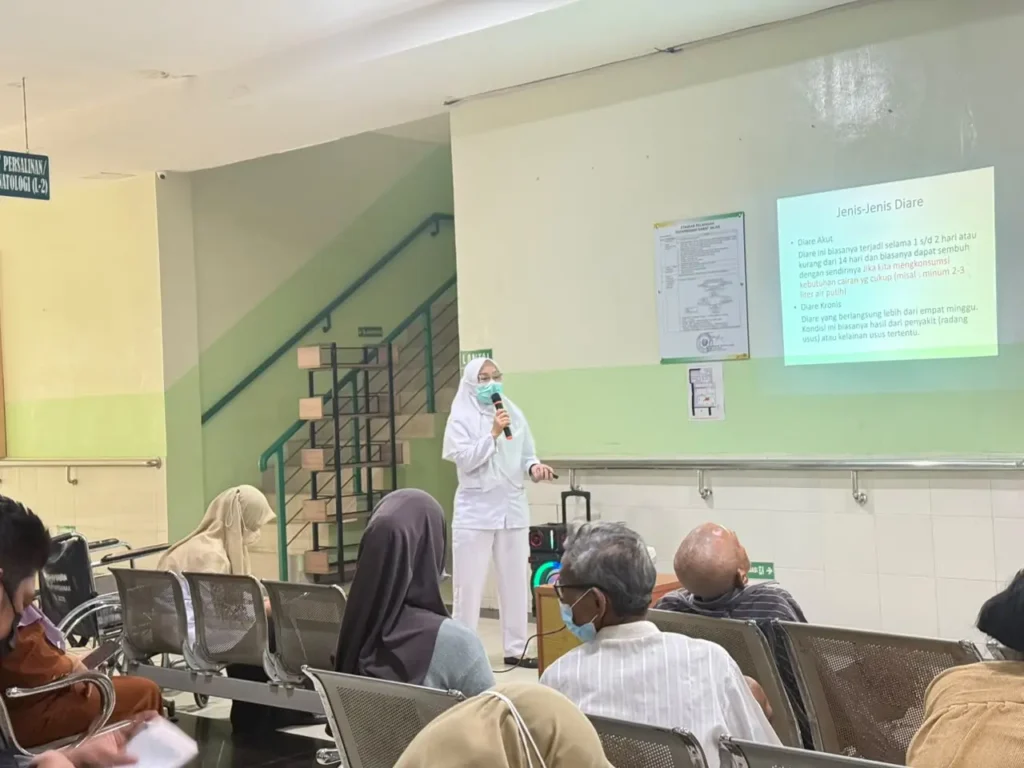 Apoteker RSUD SSMA Pontianak Fikri Destari memberikan edukasi pencegahan diare saat kabut asap.